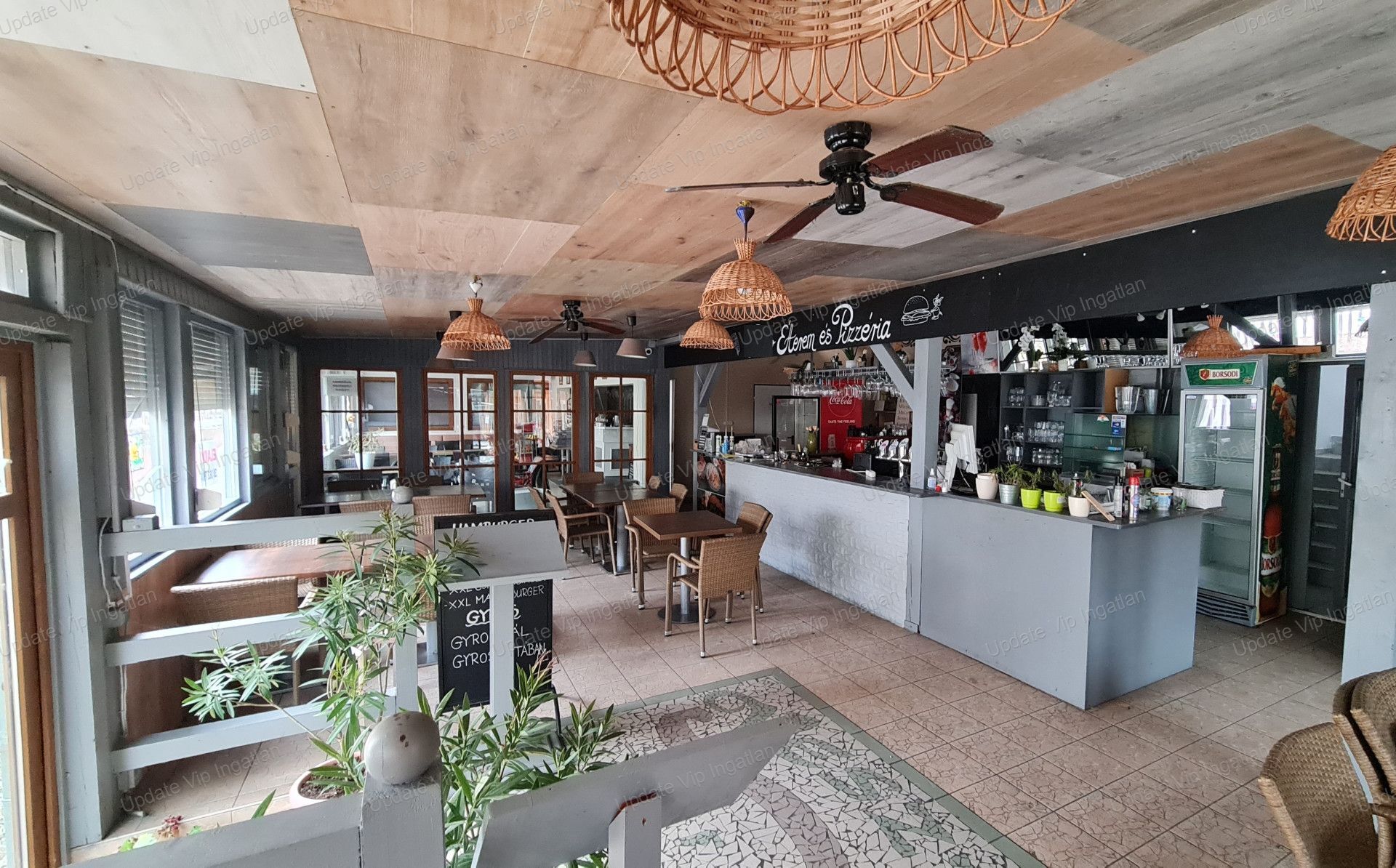 SIÓFOK ARANYPARTON 30 FŐ BEFOGADÁSÁRA ALKALMAS,  EGÉSZ ÉVBEN ÜZEMELTETHETŐ PIZZÉRIA ELADÓ!
