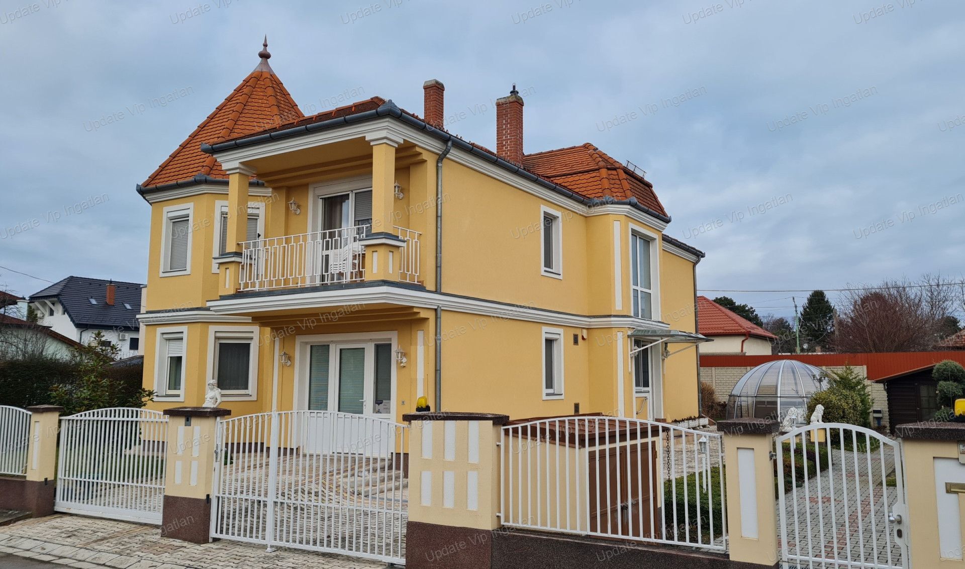 SIÓFOK BELVÁROSBAN, NÉHÁNY PERCRE A BALATONTÓL VILLA ELADÓ!