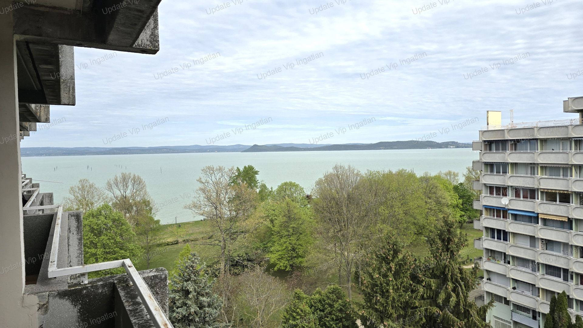 BALATONFÖLDVÁRON VÍZPARTI, PANORÁMÁS NYARALÓ APARTMAN ELADÓ!