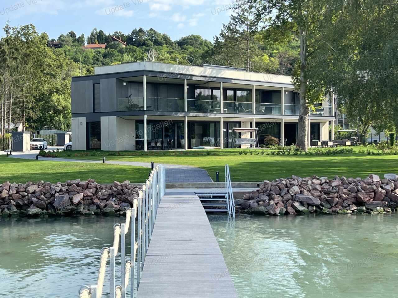MAGAS MINŐSÉGŰ, SAJÁT VÍZPARTOS NYARALÓ BALATONAKARATTYÁN!