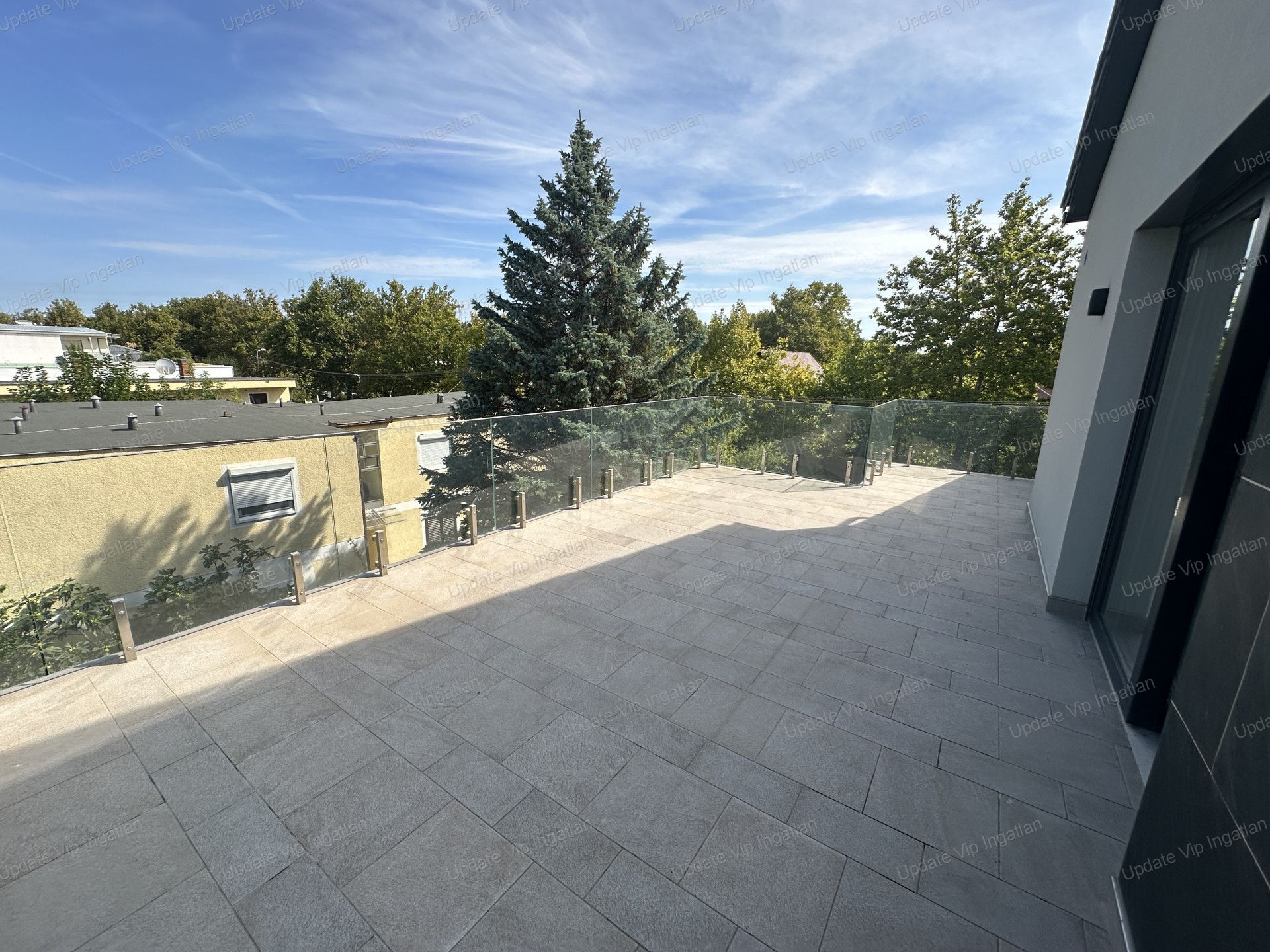 ZAMÁRDIBAN IGÉNYES PENTHOUSE LAKÁS, KONYHABÚTORRAL!