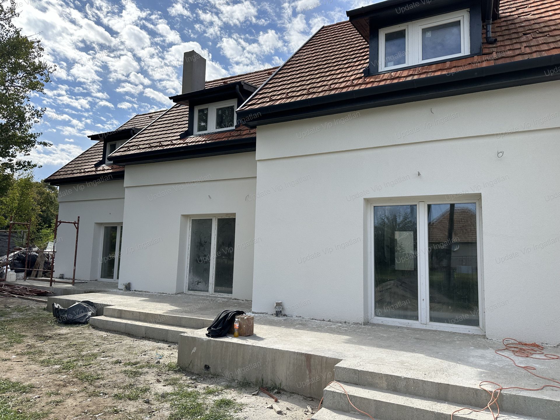 BALATONSZÁRSZÓN ÚJÉPÍTÉSŰ SORHÁZ, KERTKAPCSOLATTAL ELADÓ!
