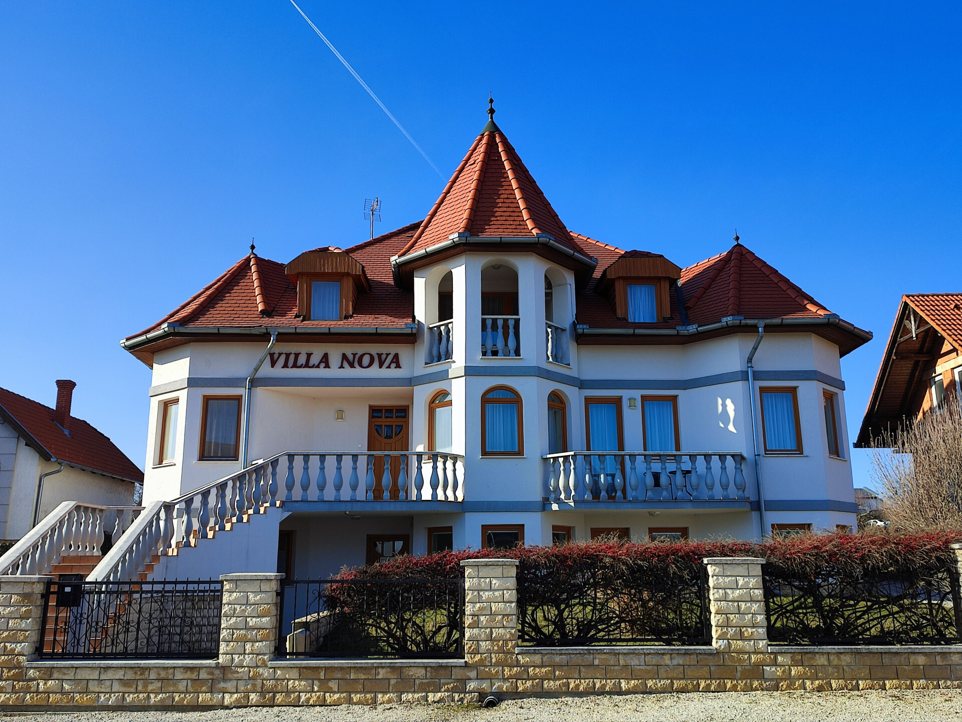Hévízen festői környezetben, panorámás, gyönyörű állapotú és bejáratott négy csillagos apartmanház eladó!