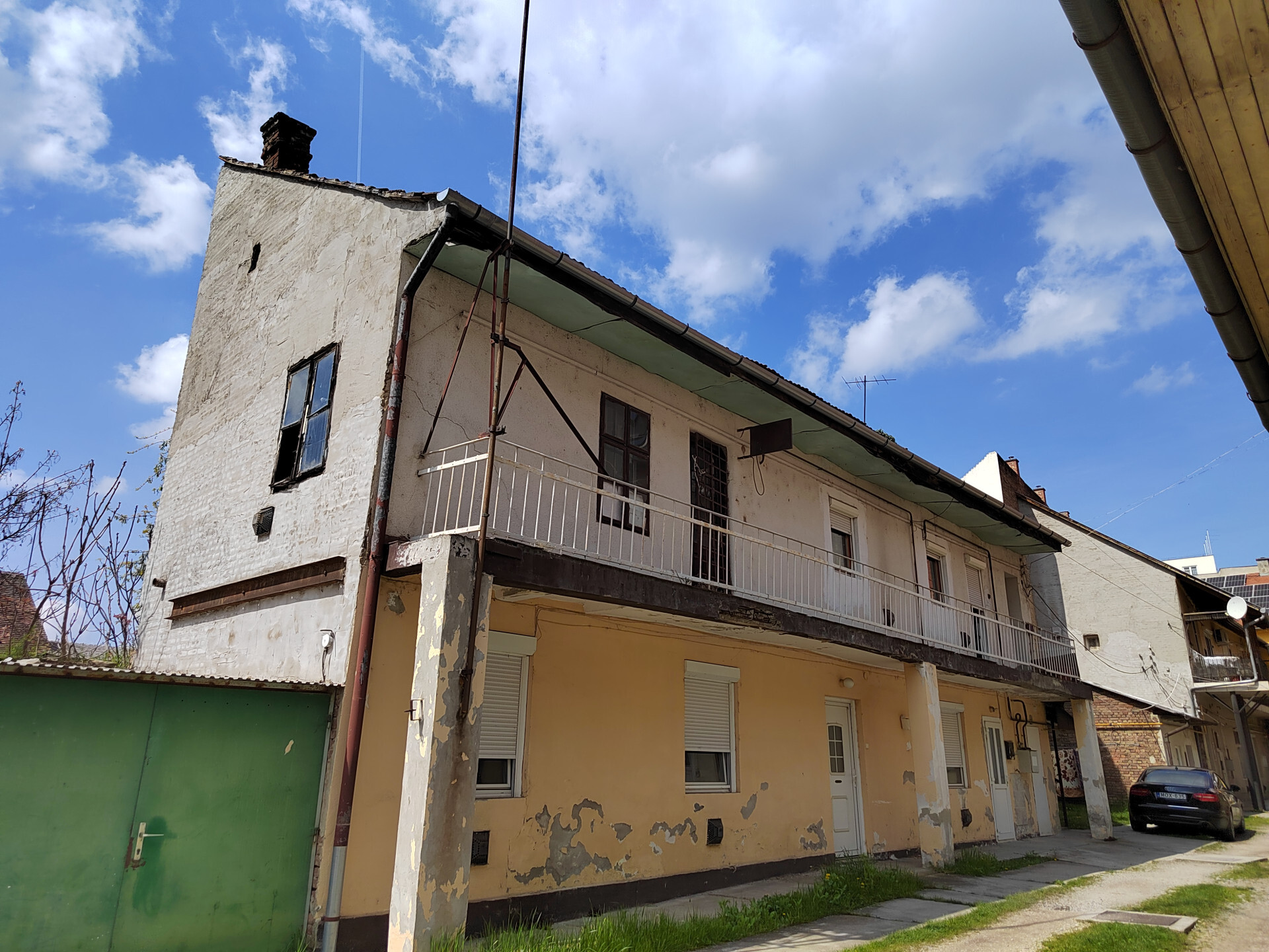 Kaposvár központjában eladó egy felújítandó ingatlan irodának, szalonnak vagy akár rendelőnek . 