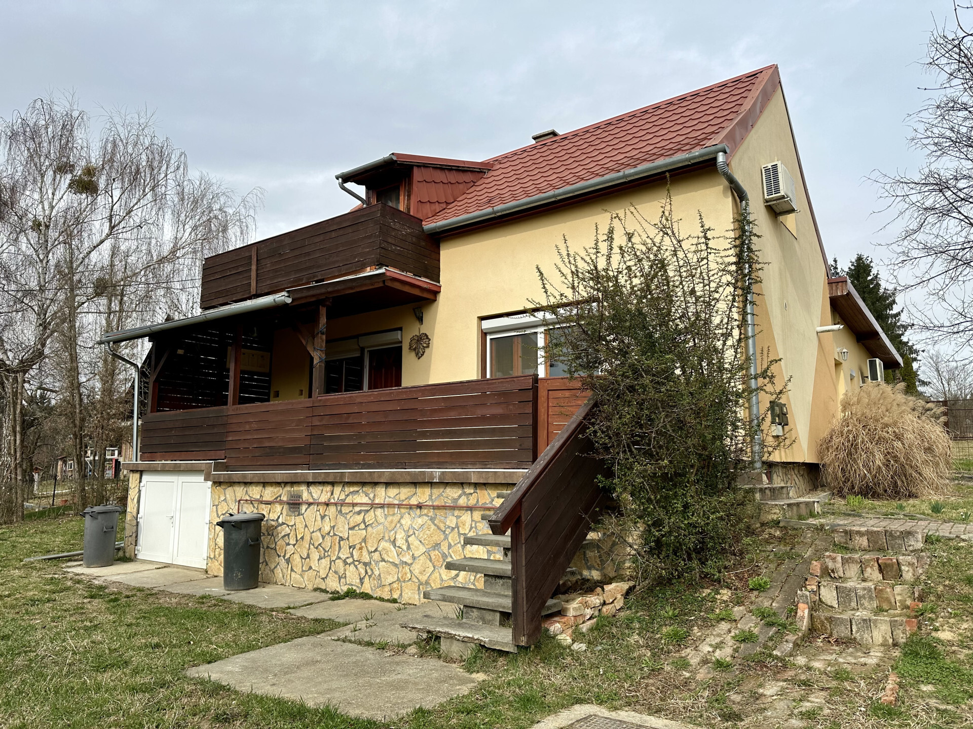 Galambokon eladó egy rendkívül hangulatos, horgásztóra néző két szintes házikó!
