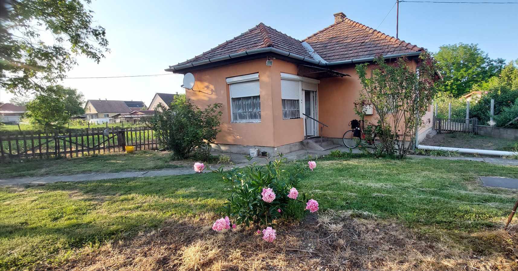 Vidékre vágyók figyelmébe ajánlom, ezt a nagy telekkel rendelkező 2 szobás Családi házat.