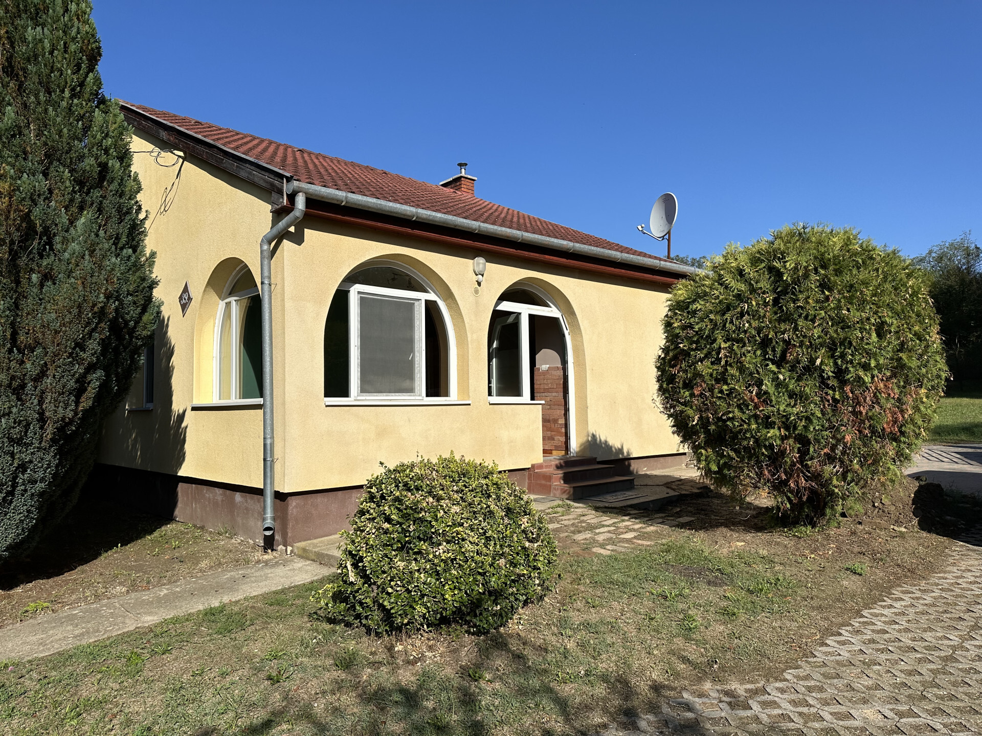 Eladó egy csodálatos kis téglaház Kaposfőn.