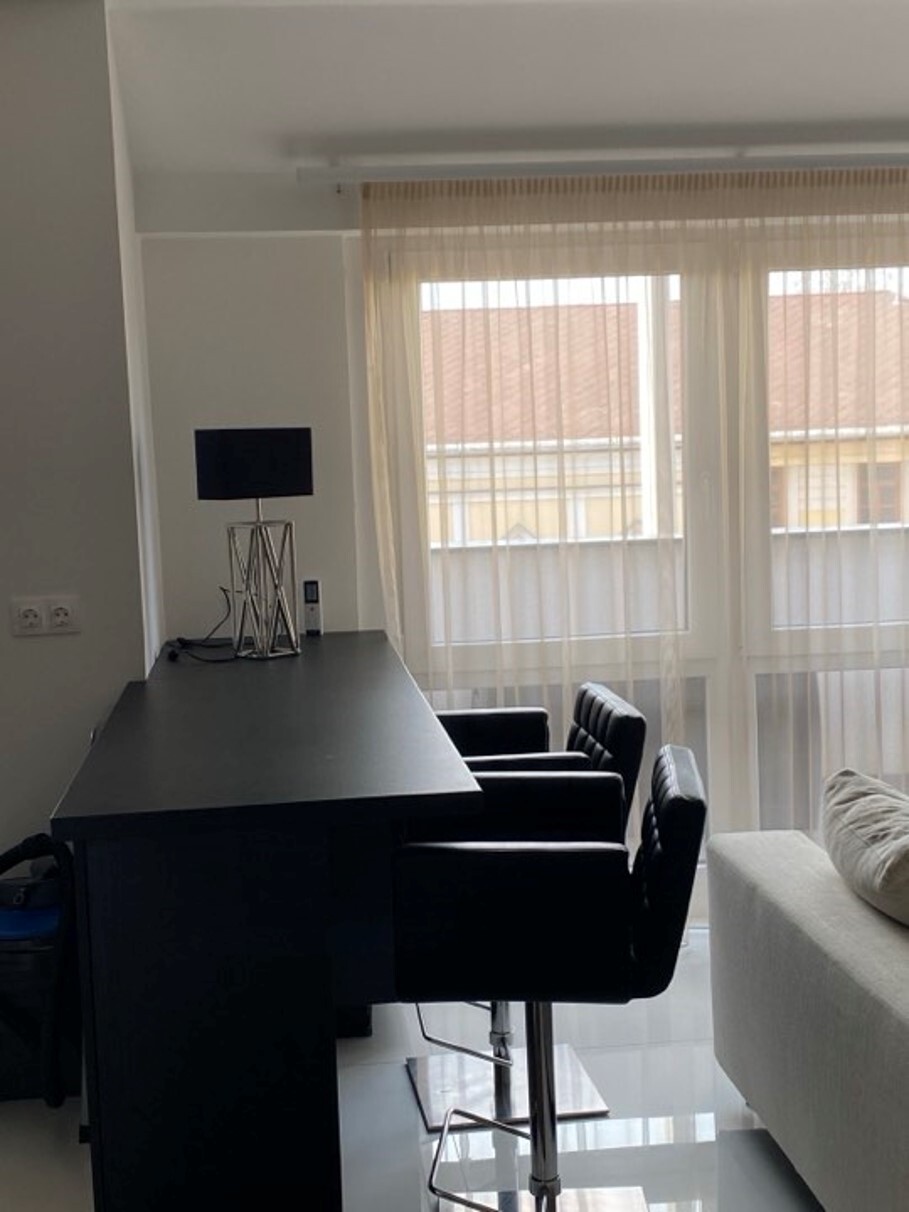 Nyíregyháza legfrekventáltabb belvárosi részén kiadó IGÉNYESEN BERENDEZETT, 69 m2 luxus lakást.