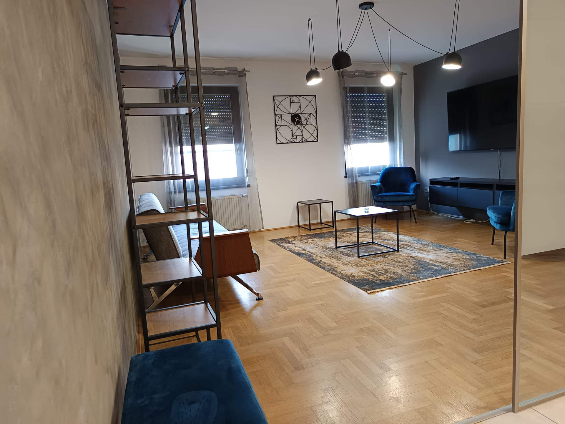 Kiadó bútorozott dizájner lakás Esztergom belvárosában liftes társasházban!