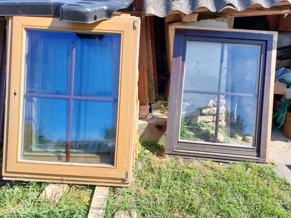 Fa ablakok csere is érdekel sz; 89 m; 117 cm 7 db fa bukó-nyiló 2 réteg vastag üveg  hőszigetelt  kép szerinti jó állapotban belül világos kivűl sötétebb.