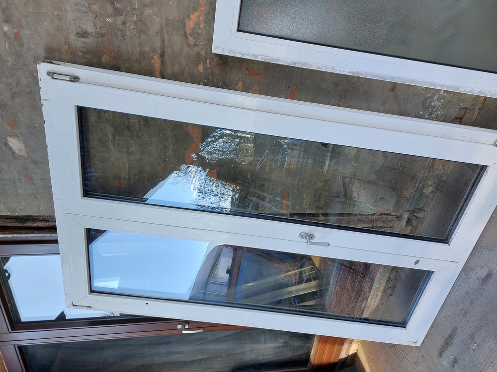 Műanyag 117 x 182 bukó-nyiló ajtó-ablak 2 réteg hőszigetelt üveg kép szerinti állapot 50 ezer ft esetleg csere is.