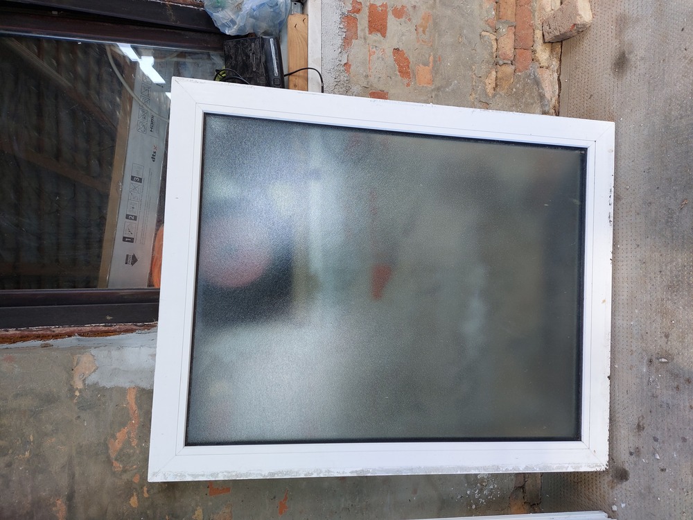 Fix műanyag 2 réteg hőszigetelt üveg  kép szerinti állapot 100 x 124 cm 15 ezer ft.