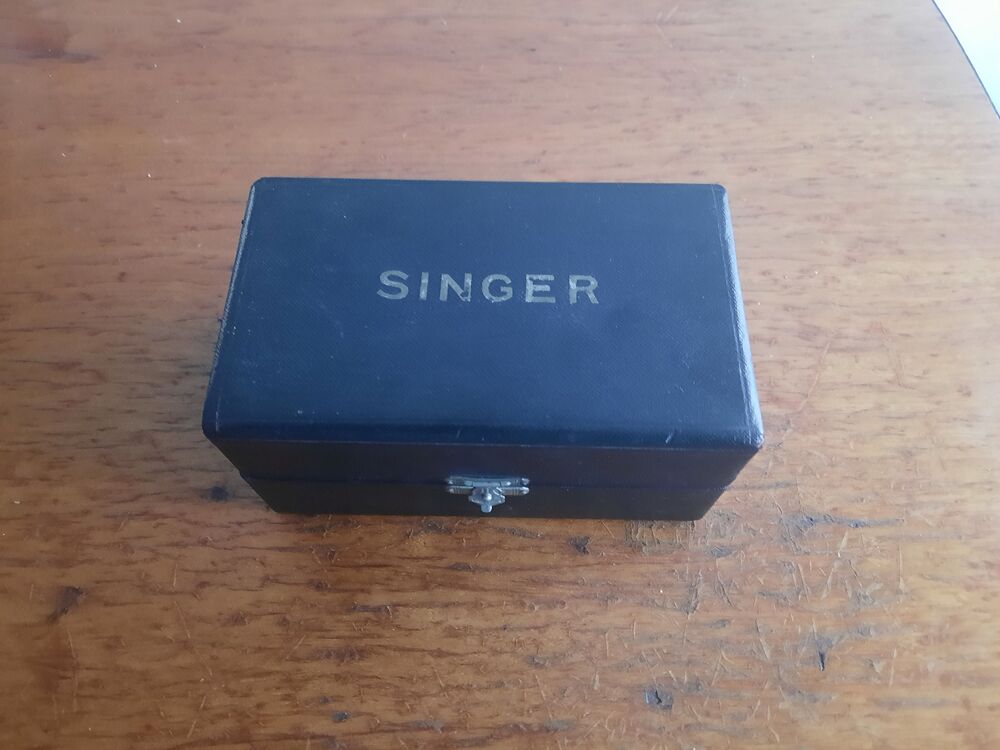 retro Singer varrógép doboz
