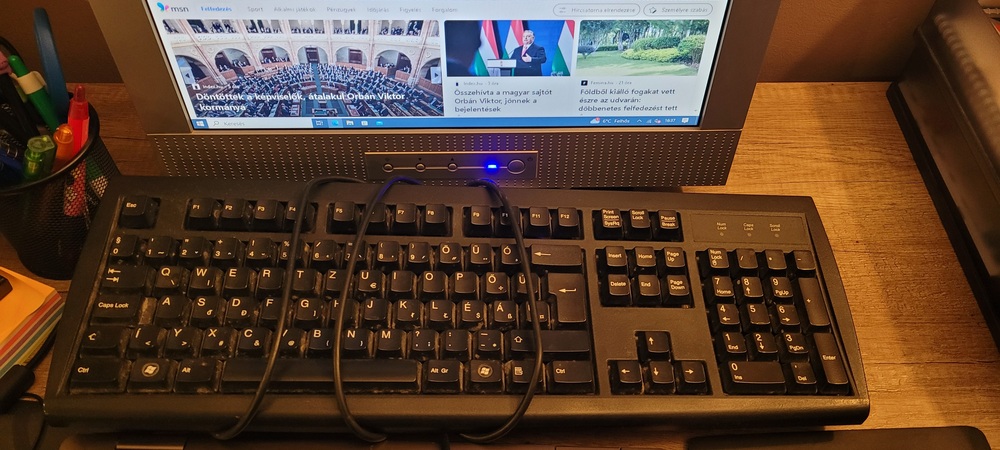 Eladó LCD monitor billentyűzettel