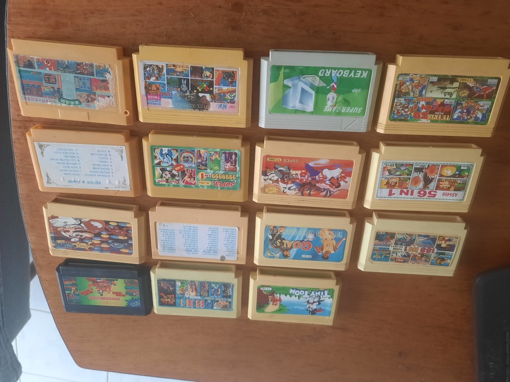 retro sárga játékkazetták