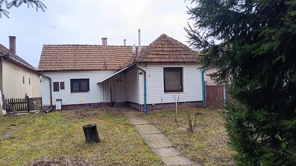 Nyíregyházán a kopogó utcán eladó egy 2 szobás, lakható, de felújítandó családi ház!