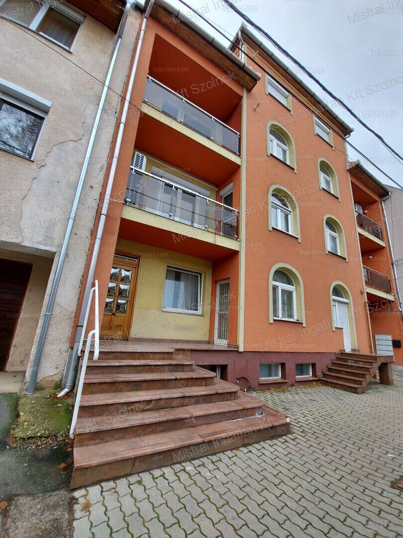 Szolnok belvárosában kiadó egy 130 nm-es, szuterénben található üzlethelyiség