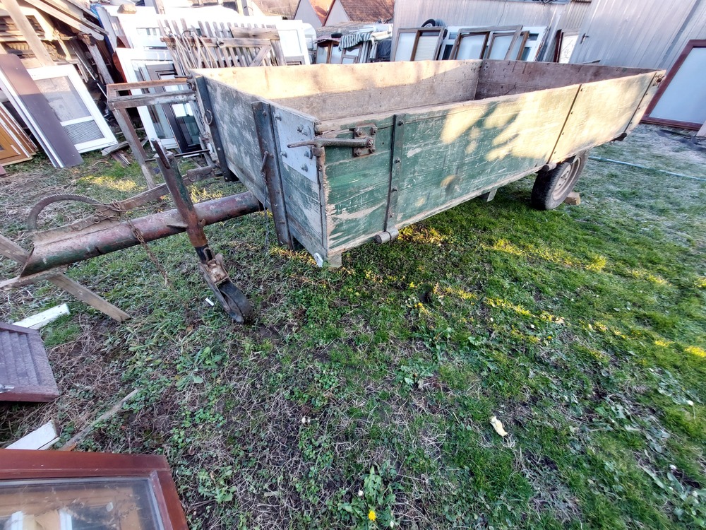 Pótkocsi 1 tengelyes a képen látható állapotban plató 156 x 295 x 40 teljes hossz 430 cm. 13 as kerekek massziv váz-hátsó hid. Projekt meg hiúsulása miatt eladó-elcserélhető pl; szalag fűrész- kis traktor kocsival-fa hőszigetelt bejárati ajtó-tetőanyag stb érdekel.