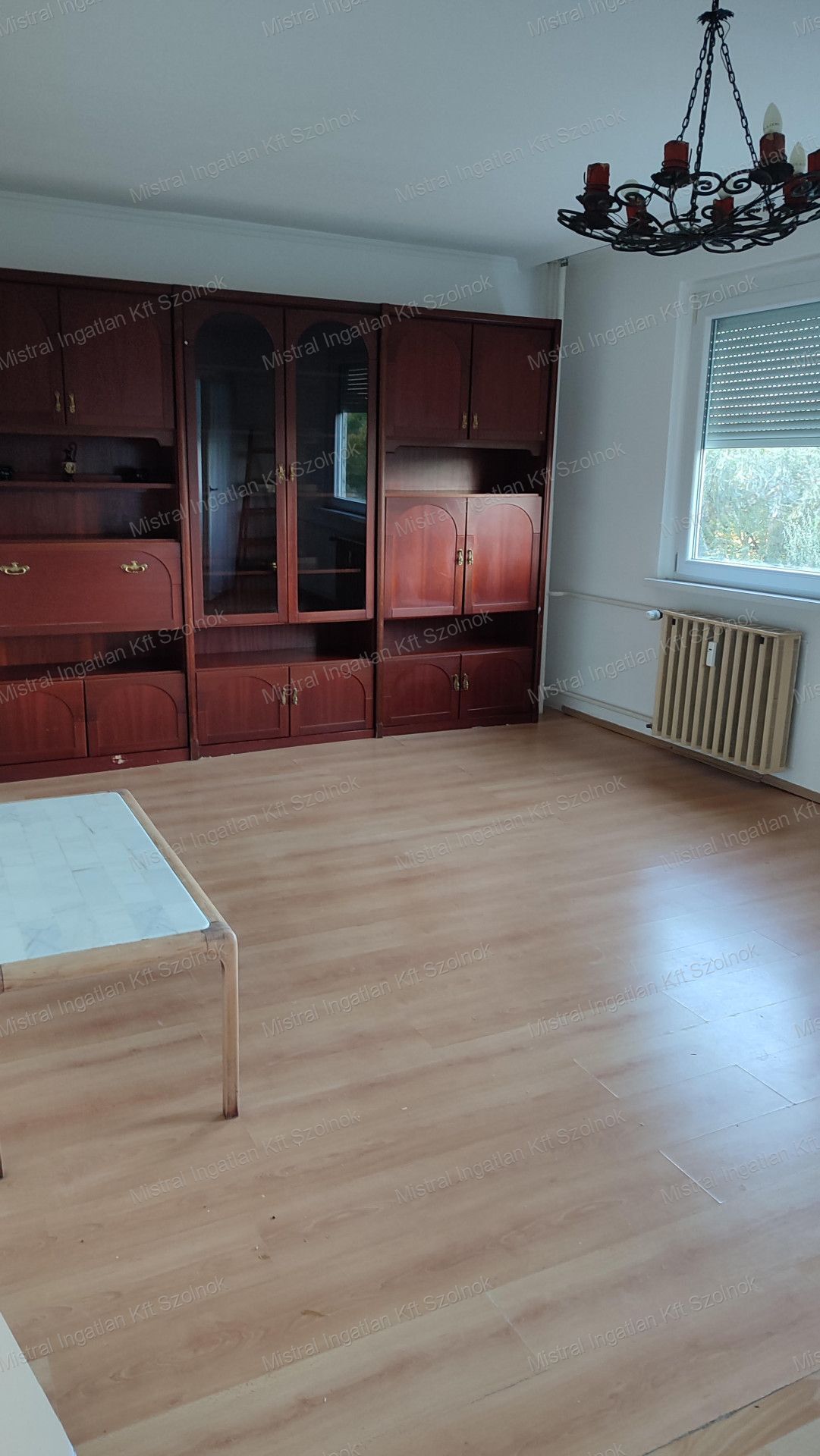 Szolnokon kiadó egy más fél szobás lakás