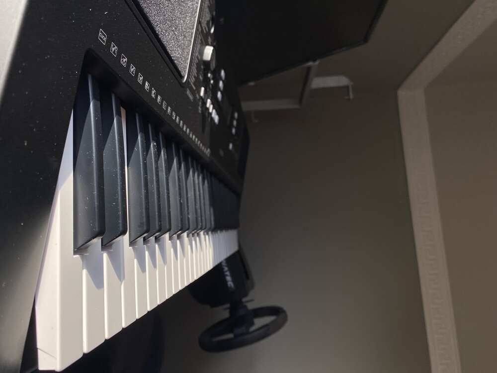 Yamaha PSR-E373 szintetizátor hibátlan állapotban (digitális zongora)