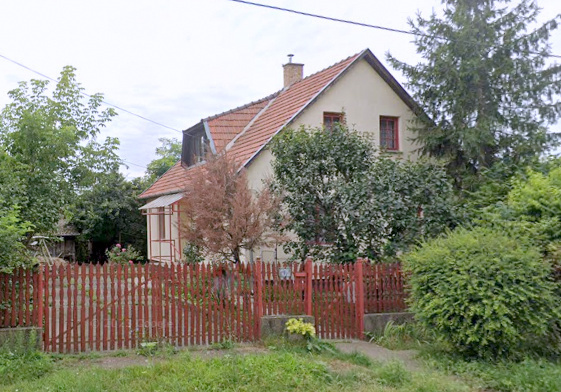 Tiszavasváriban, Bűdön, pont a szociális otthonnal szemben eladó, egy 2+2 szobás családi ház.