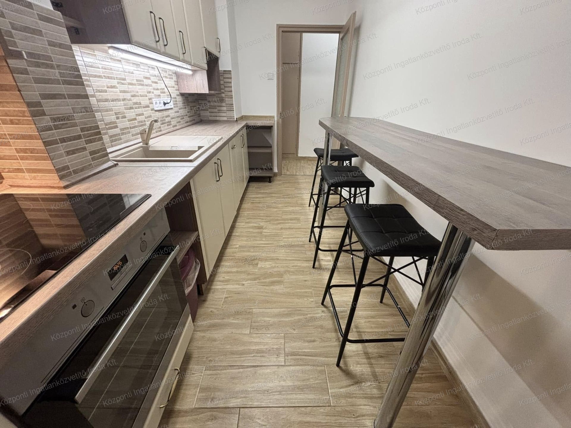 Tatabányán, Kertvárosban felújított, 2 szobás, 2. emeleti erkélyes 