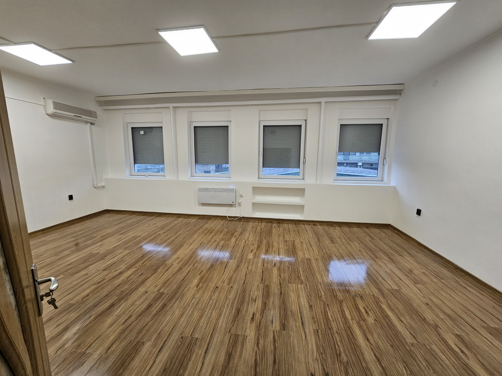 Szarvas belvárosában 35 m2 elsőemleti iroda kiadó