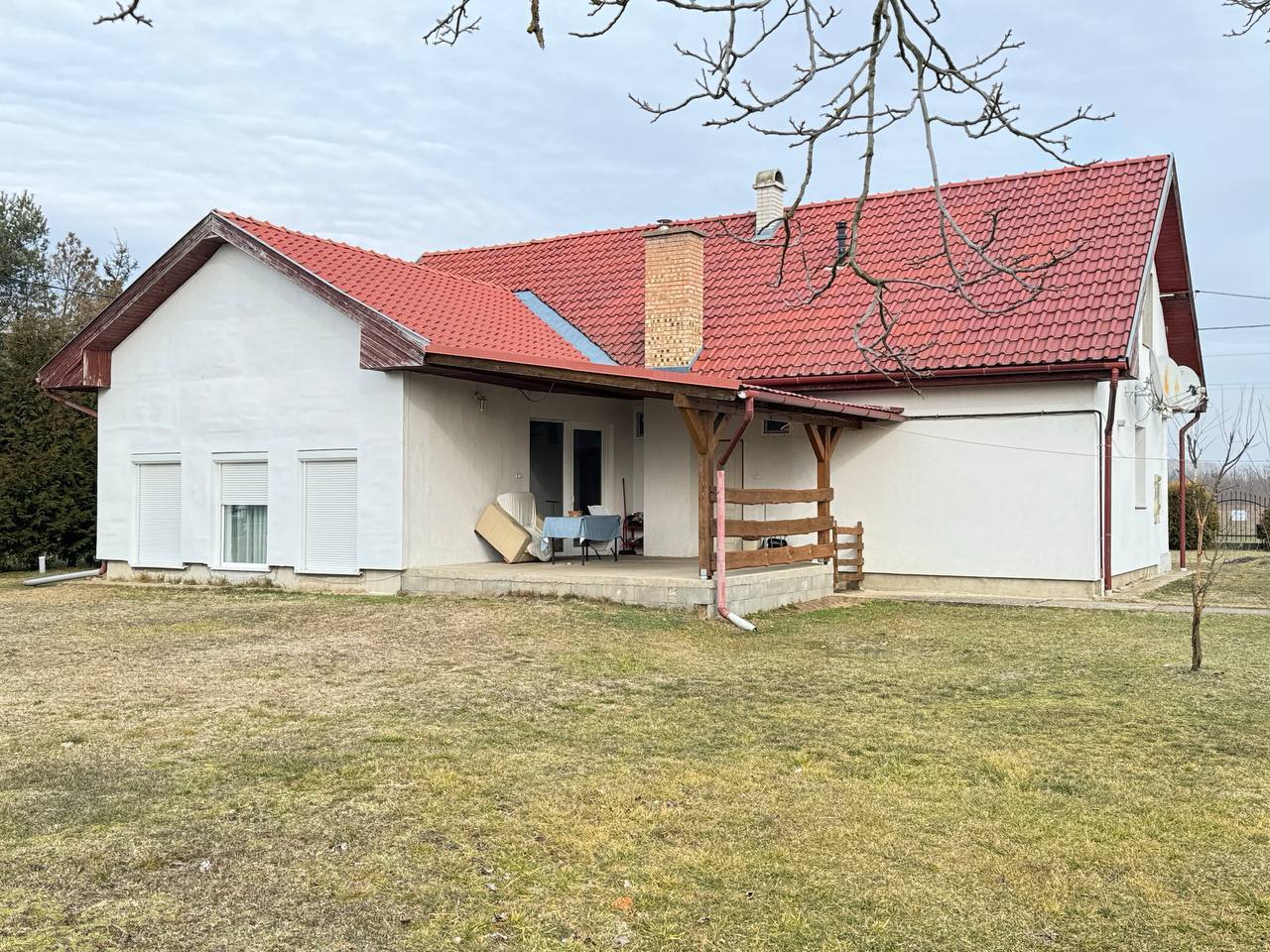 Eladásra kínálok egy különösen jó kialakítású szintes családi házat Nyírpazony csendes utcájában!
