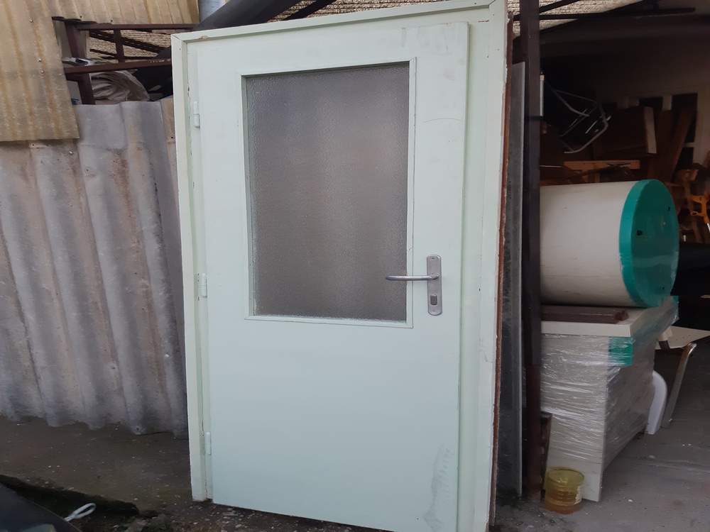 Üveges ajtó tokkal jobbos 80x213cm beépítő méret takaró lécekkel