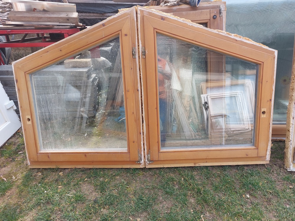 Fa ablak csúcsfalra 2 réteg üveg bukó-nyiló-nyiló kép szerinti állapot méret sz;90 magasabb pont 111 cm alacsonyabb 80 cm párba eladó 60 ezer ft/2 db.