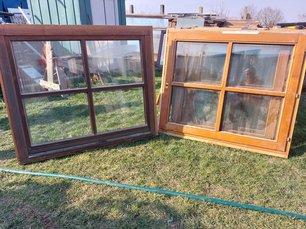 Osztott üveges bukó-nyiló- nyiló sorolható ablakok kép szerinti állapotba hőszigetelt 2 réteg üveg massziv nehéz darabok. Méret; Sz 138 m;120 2 db bukó-nyiló + 2 db nyiló. Sz 114 m;120 2 db bukó-nyiló  + 2 db nyiló. Sz 120 m;120 1 db bukó-nyiló  + 1 db sz;108 m;120 nyiló Egyben történő vételnél 30 ezer ft/db esetleg el s cserélem.