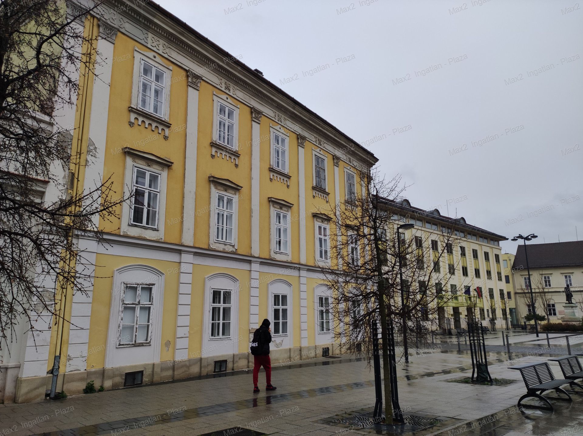 Szombathely történelmi belvárosában eladó egy 2 szobás, földszinti 60 nm-es lakás, iroda, stb.