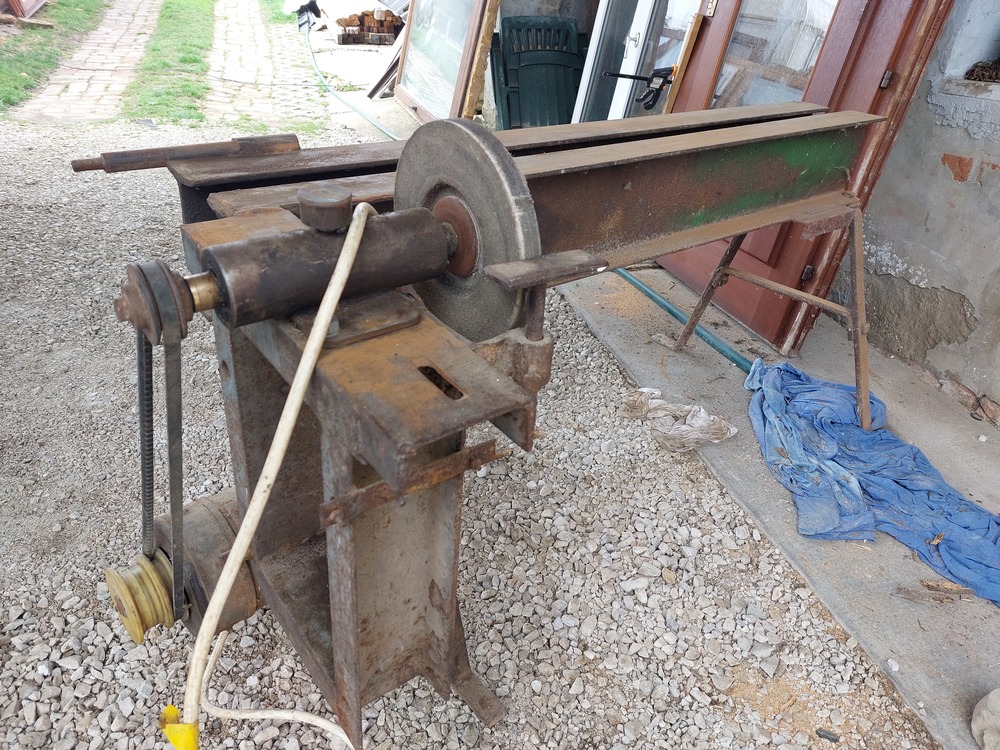 Fa eszterga váz rá épitett 380 as köszörűvel massziv nehéz darab eladó-elcserélhető.A motor 4 kw 1440 ford/min ez akár külön is vihető.