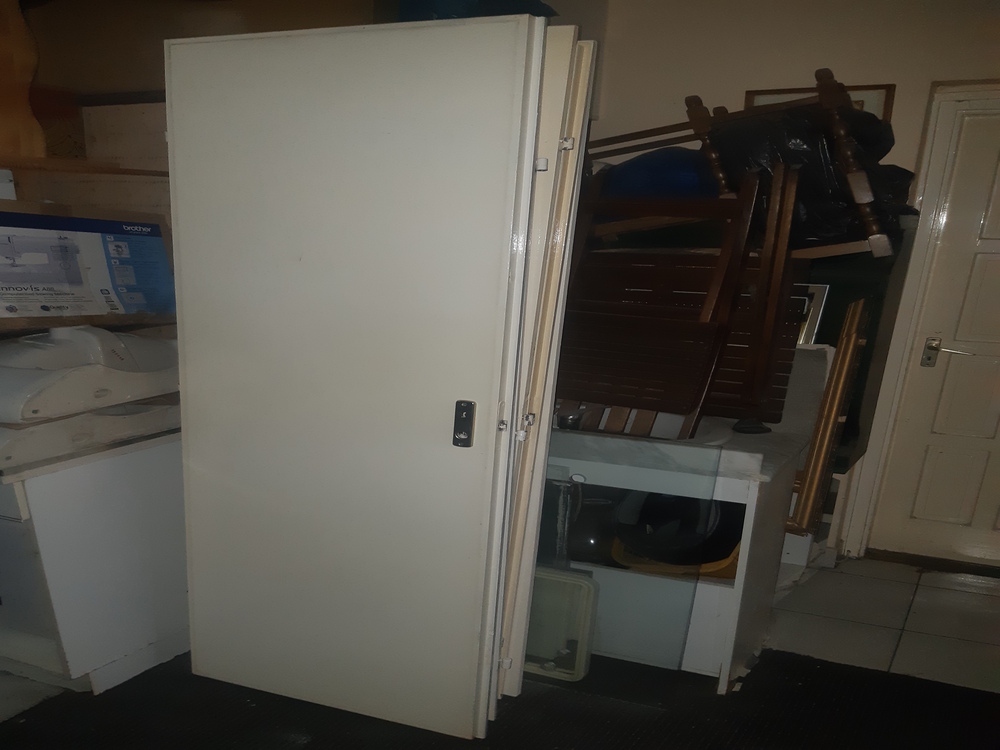 Ajtó teli tok nélkül 62x200cm fehér balos jobbos falcos zárral kilinccsel