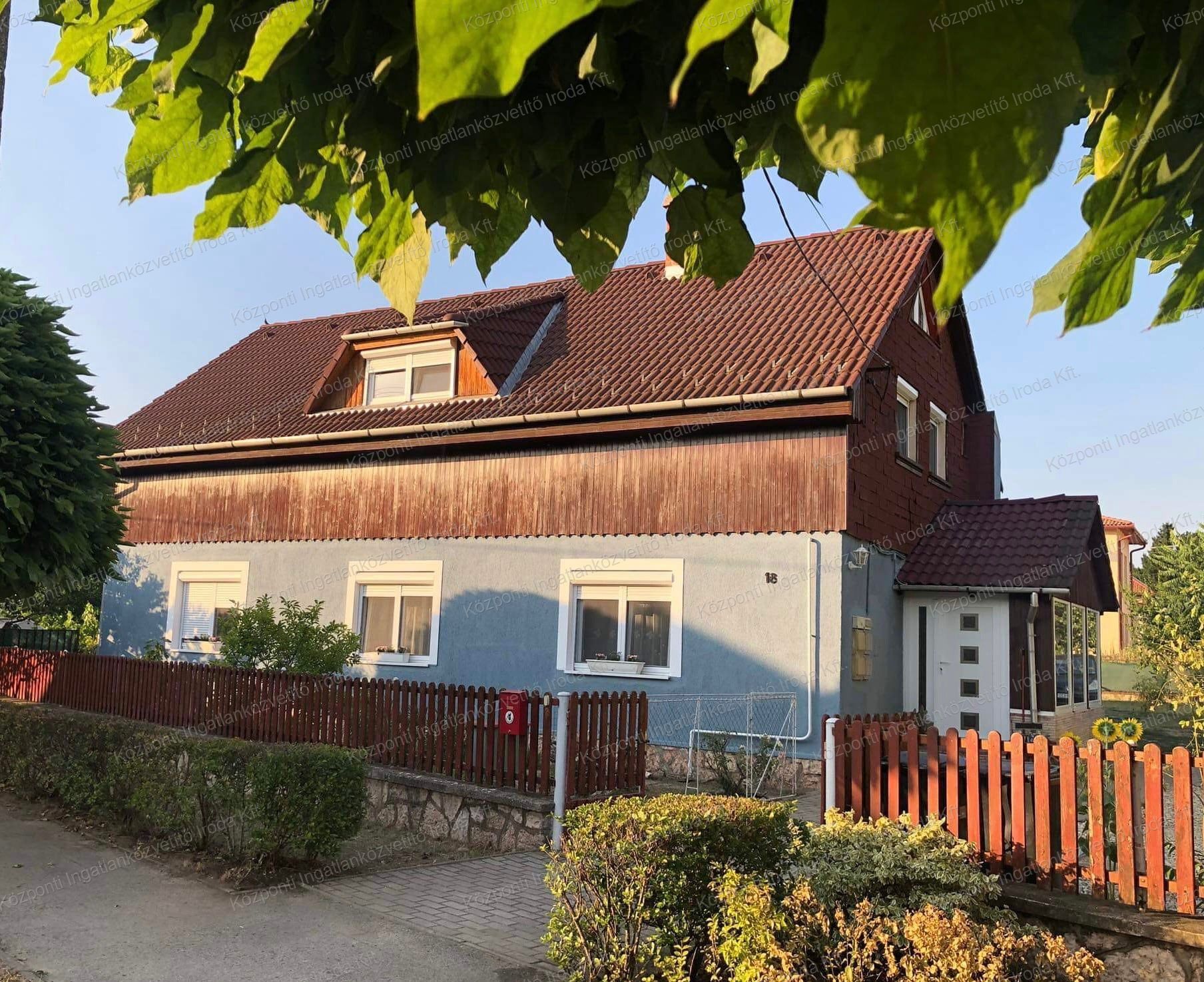 Tata családi házas övezetében Újhegyben, 3 generációsnak nyilvántartott családi ház eladó