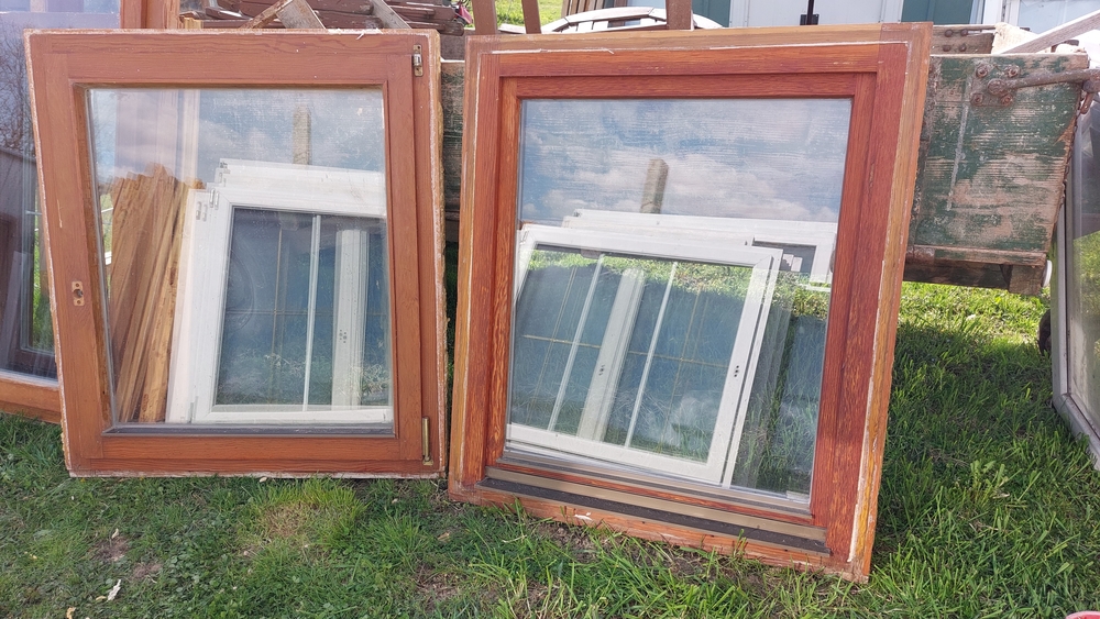Fa 2 db sz;99 m;113 bukó-nyiló hőszigetelt 2 réteg üveg egybe történő vételnél 32 ezer ft akár csere is.