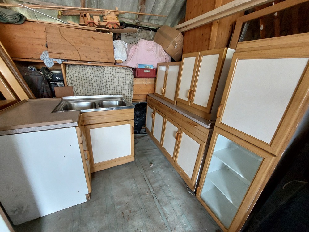 Kis konyhabútor sarok 2 medencés mosogatóval használt a képen látható állapotban .Méret sz-mag-mély. Alul 160 x 85 x 45 a pult egybe van. Az üveges 45 x 150 x 34. Felső 60 x 67 x 34. 80 x 60 x 34. Sarok mosogatós bal oldala 93 szembe lévő 117 magassága 85 cm. Adok ingyen mellé 5 db felső ajtót de doboza nincs ill,,, pár felső dobozt aminek ajtaja nincs. Egyben eladó esetleg elcserélem.Ár;80 ezer ft .