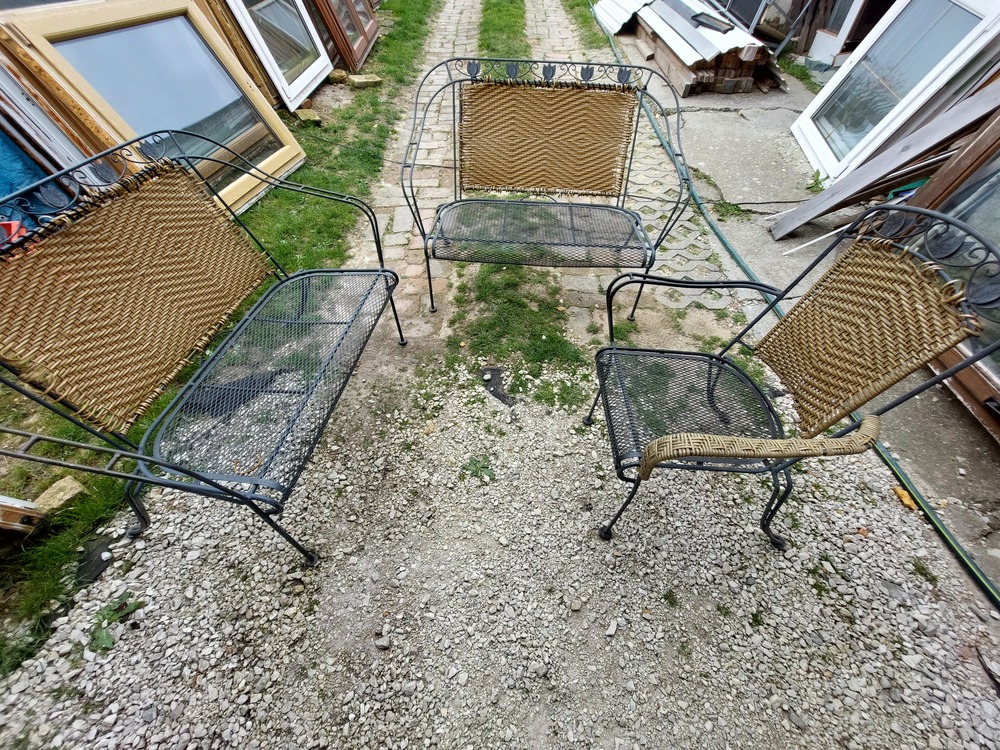 Kertbe teraszra vas ülő alkalmatosság kép szerinti állapotba méret az ülő felölet sz;100 mag;42 mély;48 cm a padoké.Egyben eladó ár 35 ezer ft.
