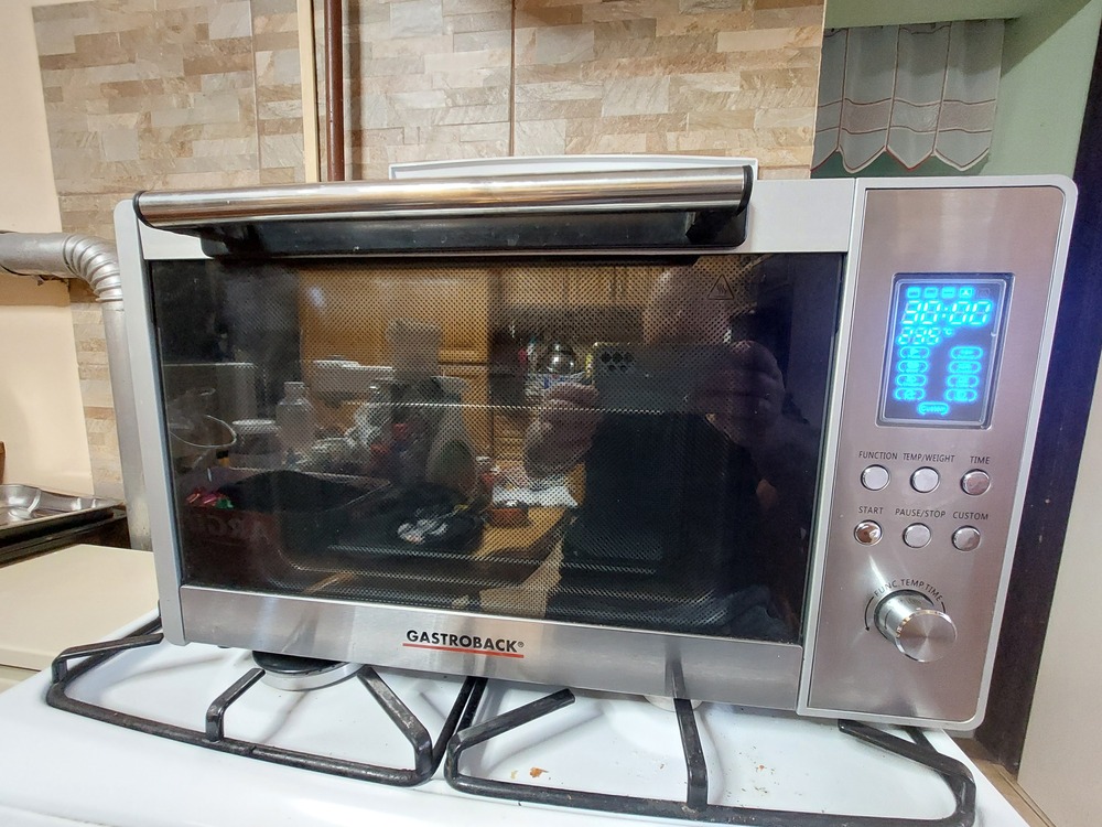 Gastroback Design 42813 elektromos sütő, 1400W, 9 program, LCD kijelző igazából csak ki próbálva volt .