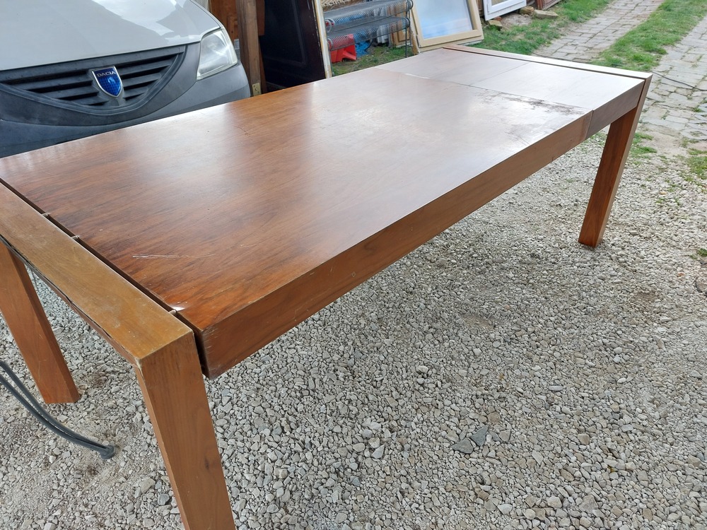 Bővithető nagy asztal 90 x 161 +50 cm  75 magas a képen látható állapotban 4 csavar pótolni kell olcsón eladó.Ár 10 ezer ft. Nehéz mint a fene.