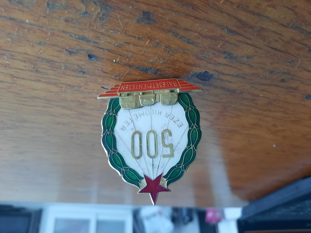 retro 500 ezer km Balesetmentes Közlekedésért jelvény