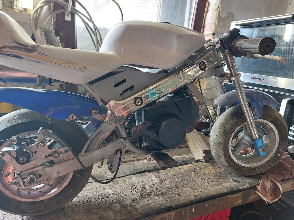Kis szörnyeteg motor indul fel újitásra van szüksége. Befújásra indul a szivócső vége le tőrt a menetnél benzin szűrőt cserélni kell stb.