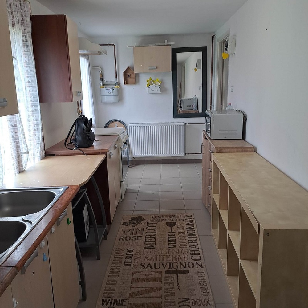 Monor központjától nem messze 53 m2-es, 2 szobás, összközműves házrész