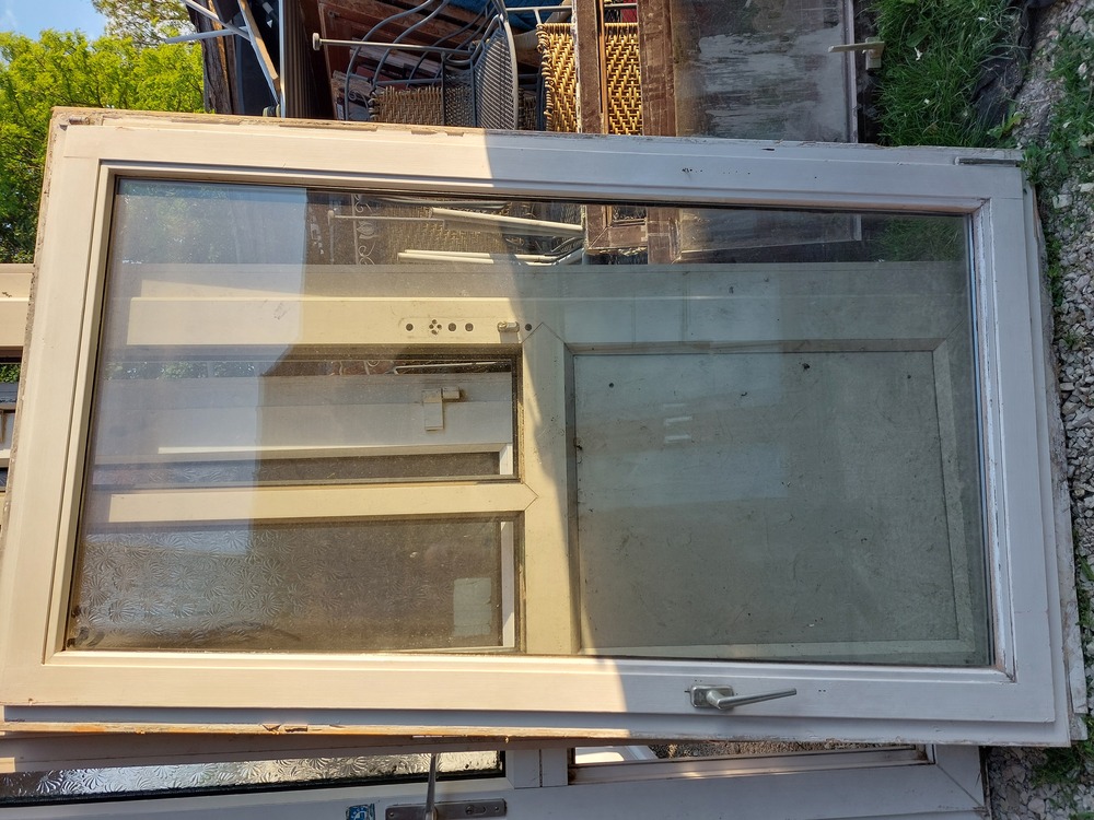 Fehér -vörös fa hőszigetelt bukó-nyiló 2 réteg üveg 101 x 170 cm kép szerinti állapot 32  ezer ft esetleg csere is.