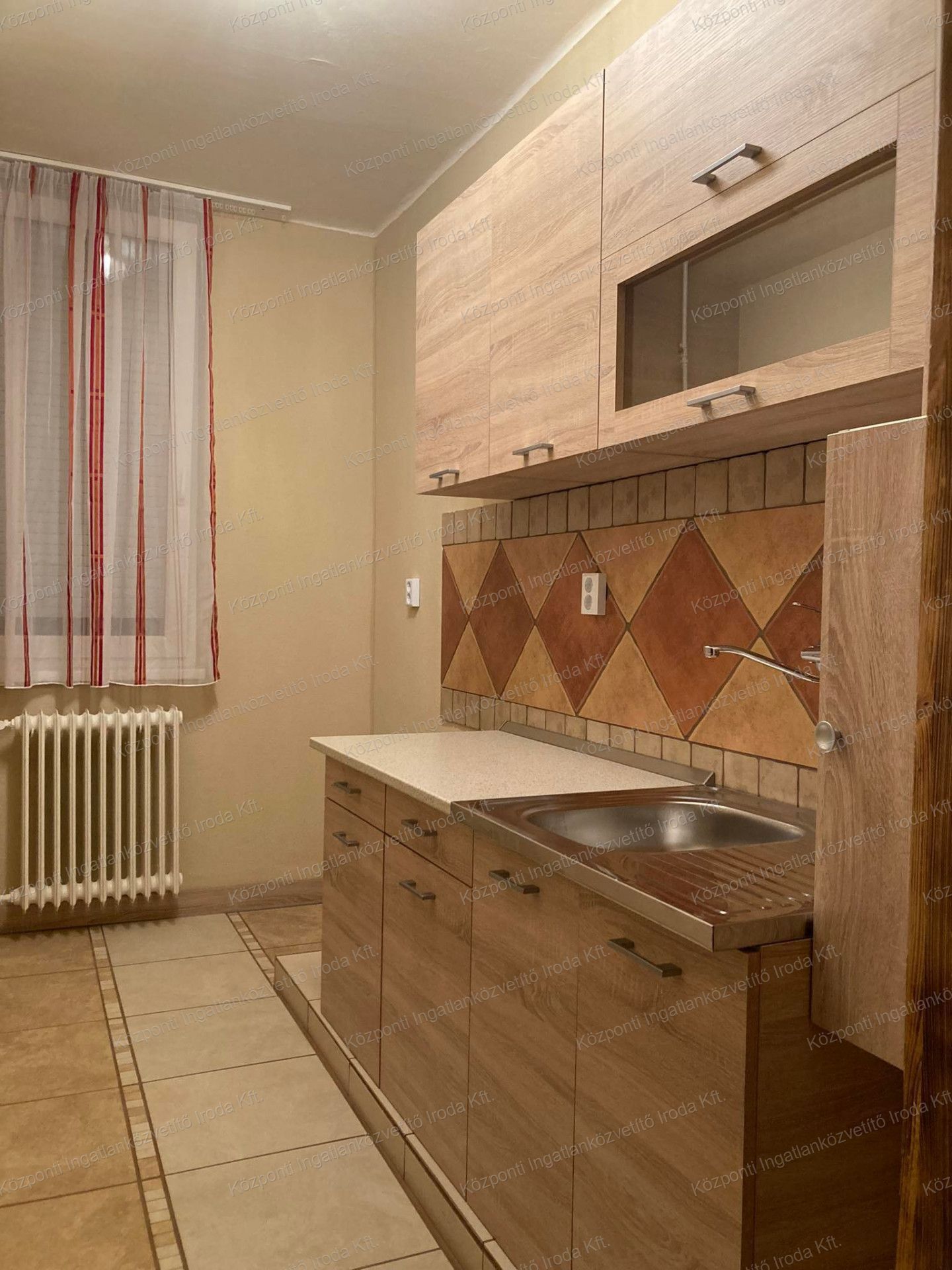 Tatabányán, a Mártírok útján, felújított, 4.emeleti, 43 m2-es lakás eladó