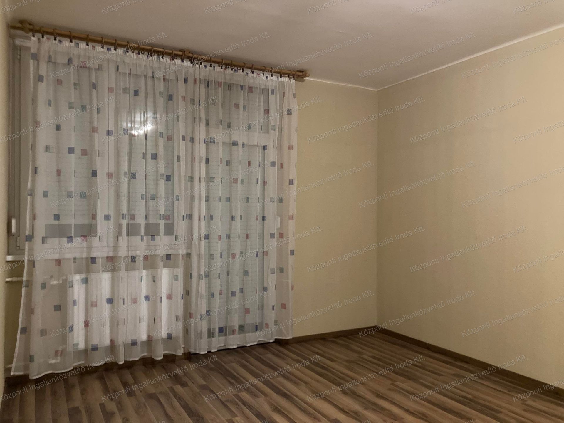 Tatabányán, a Mártírok útján, felújított, 4.emeleti, 43 m2-es lakás eladó
