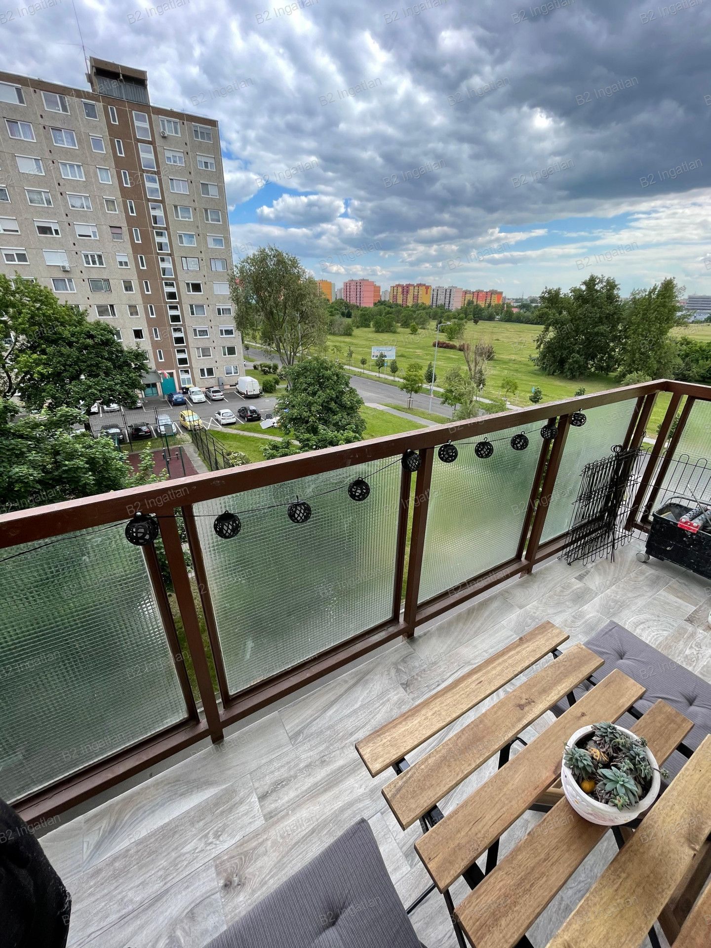 Stílusos enteriőr, lenyűgöző panoráma – felújított másfél szobás lakás eladó!