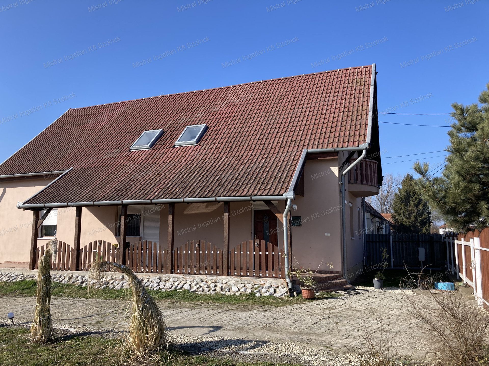 Eladó Kőtelken egy 198 nm-s családi ház