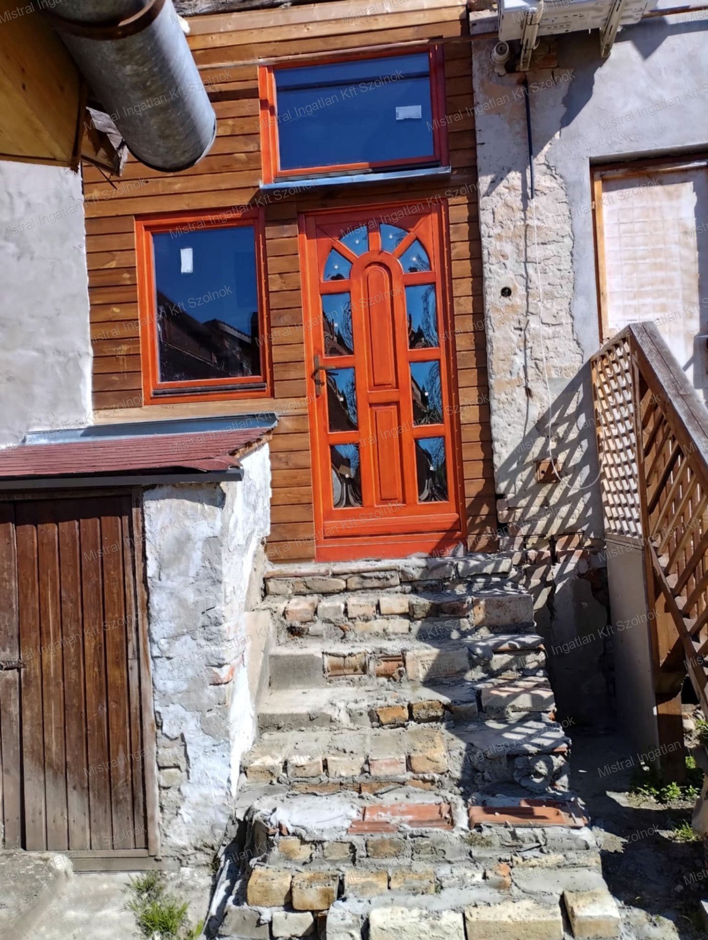 Eladó Szolnokon a Baross úton egy kertkapcsolatos 20 nm-s felújított lakás!