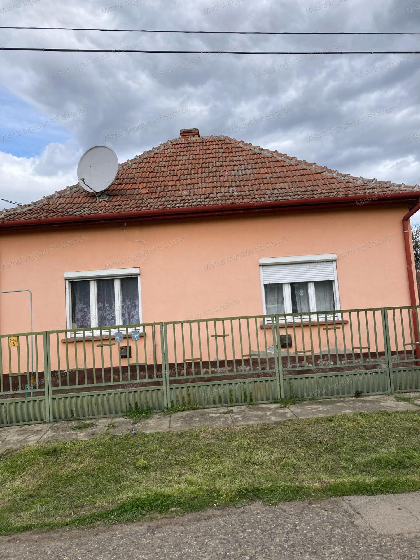 Eladó Kőtelken egy két szobás családi ház
